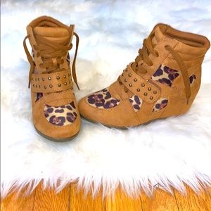 NWOT Bucco Leopard Wedge Shoes Size 6.5